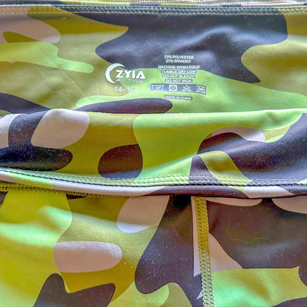 Zyia Active 28 inch camouflage leggings with side pockets size 14-16, like new.